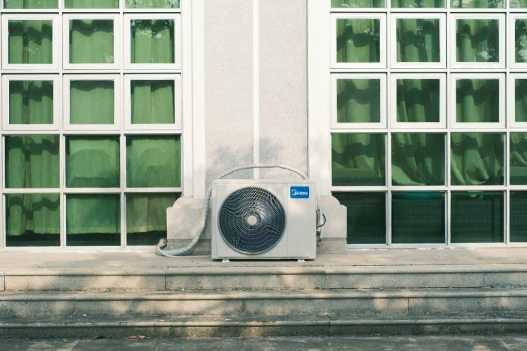 geluidsnorm warmtepomp Vlaanderen · VLAREM airco · Code van Goede Praktijk warmtepomp · decibel warmtepomp · geluid buitenunit perceelsgrens · 29 dB warmtepomp